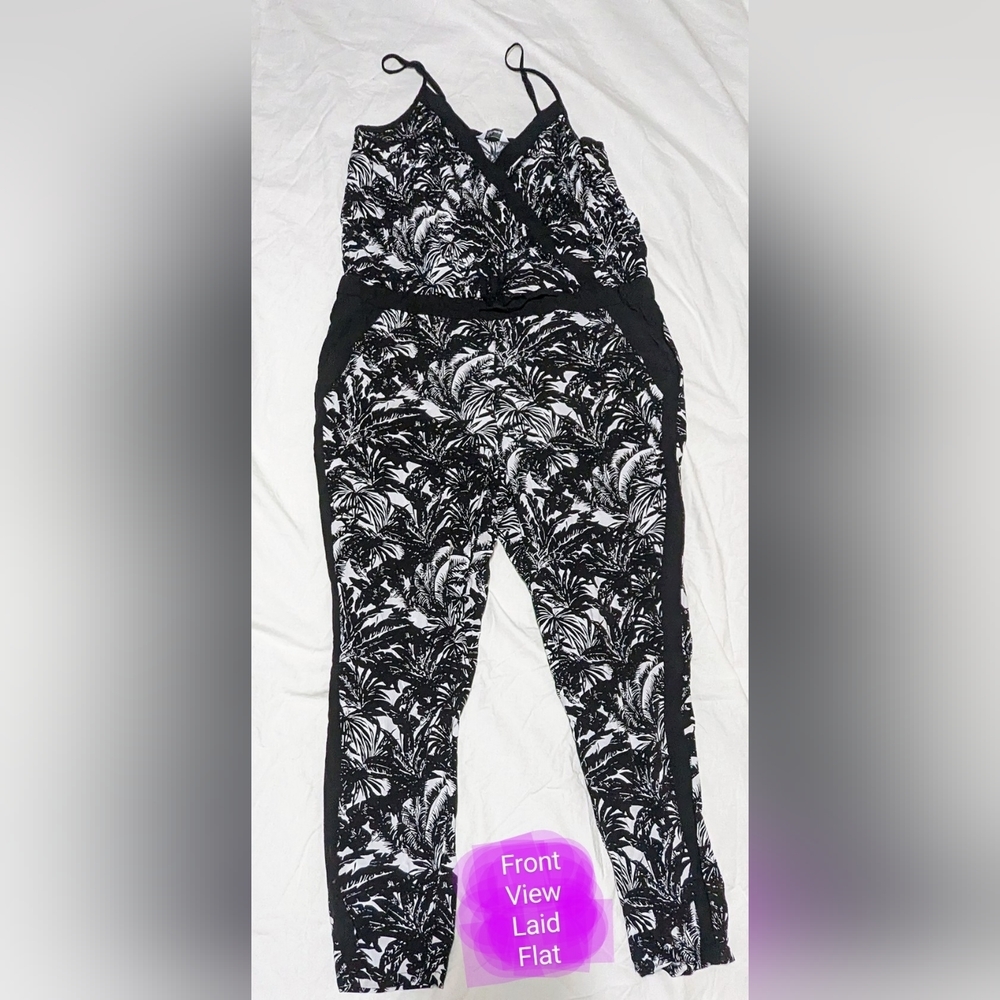 Reitmans Petite, size med black & white romper, jumpsuit, EUC